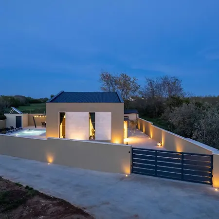 Deluxe With Pool, Sauna, Jacuzzi & Playground Villa Vodnjan