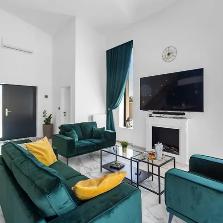 Villa Deluxe With Pool, Sauna, Jacuzzi & Playground *
