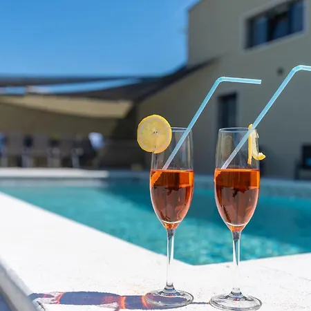 Deluxe With Pool, Sauna, Jacuzzi & Playground * Vodnjan