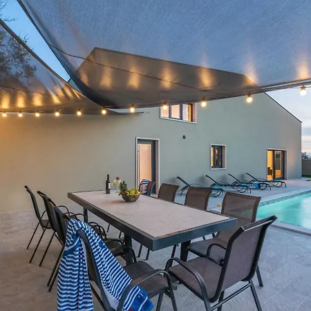 Deluxe With Pool, Sauna, Jacuzzi & Playground Vodnjan