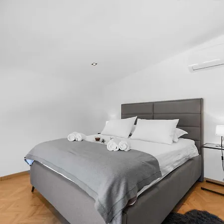 Deluxe With Pool, Sauna, Jacuzzi & Playground *