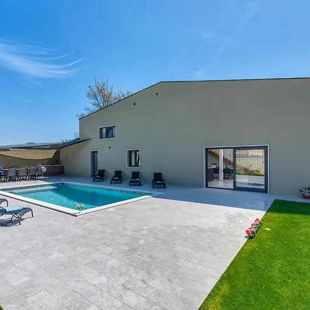 Deluxe With Pool, Sauna, Jacuzzi & Playground