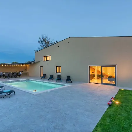 Deluxe With Pool, Sauna, Jacuzzi & Playground Vodnjan