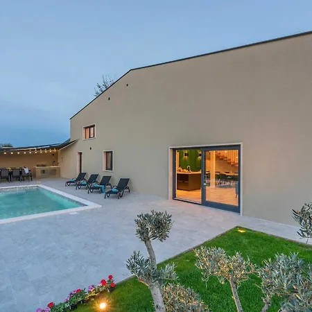 Deluxe With Pool, Sauna, Jacuzzi & Playground