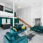 Deluxe With Pool, Sauna, Jacuzzi & Playground *