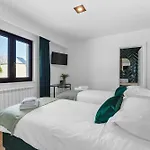 Deluxe With Pool, Sauna, Jacuzzi & Playground 보드냔