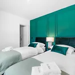 Deluxe With Pool, Sauna, Jacuzzi & Playground 빌라 *