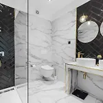 Deluxe With Pool, Sauna, Jacuzzi & Playground *