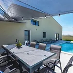 빌라 Deluxe With Pool, Sauna, Jacuzzi & Playground 보드냔