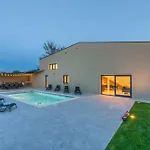 Deluxe With Pool, Sauna, Jacuzzi & Playground 보드냔