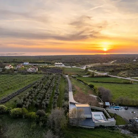 Deluxe With Pool, Sauna, Jacuzzi & Playground Villa Vodnjan