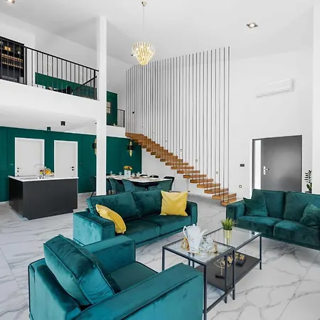 Deluxe With Pool, Sauna, Jacuzzi & Playground Villa