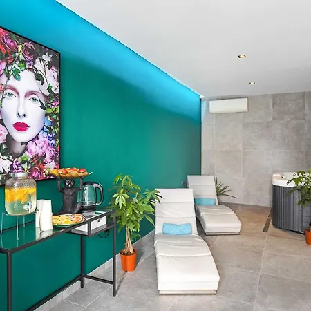 Deluxe With Pool, Sauna, Jacuzzi & Playground *