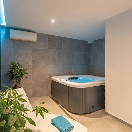 Deluxe With Pool, Sauna, Jacuzzi & Playground *