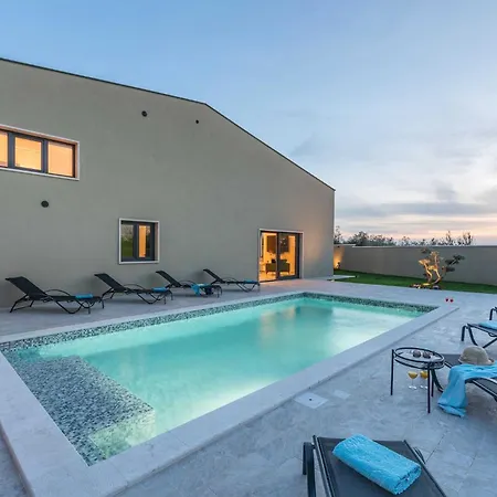 Deluxe With Pool, Sauna, Jacuzzi & Playground Vodnjan