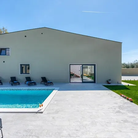 Deluxe With Pool, Sauna, Jacuzzi & Playground